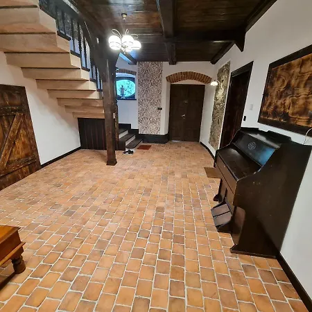 Gospodarstwo agroturystyczne Zabytkowy Dom Czerwony Dworek 8 *