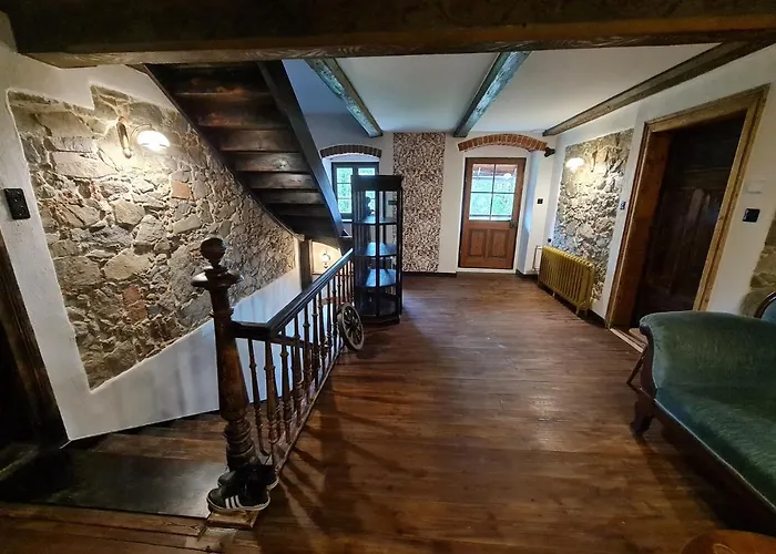 Gospodarstwo agroturystyczne Zabytkowy Dom Czerwony Dworek 8 *